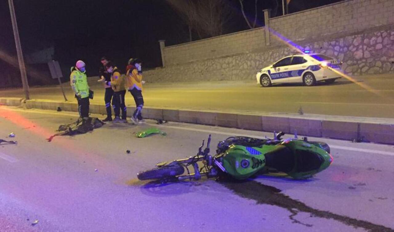 Motorsikletiyle hareket yaparken babasını düşürdü, ardından kamyona çarptı!