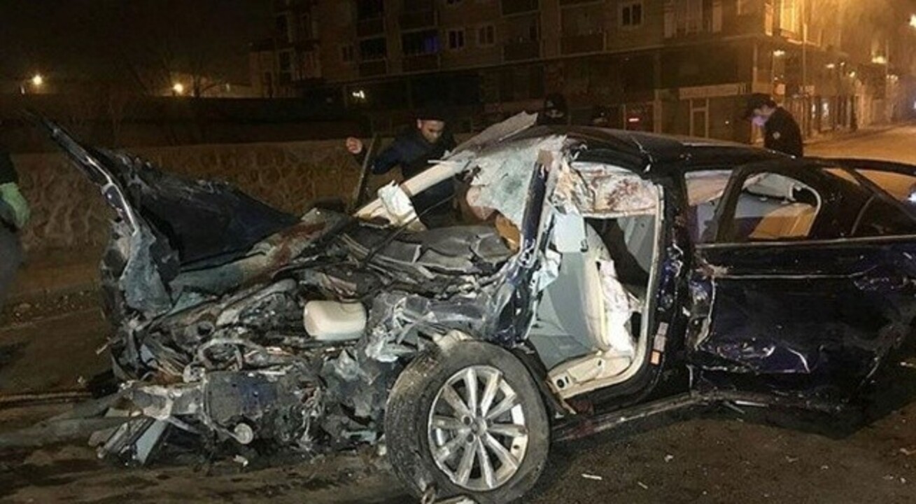 Kars’ta yoldan çıkan otomobil bahçe duvarına çarptı: 4 ölü