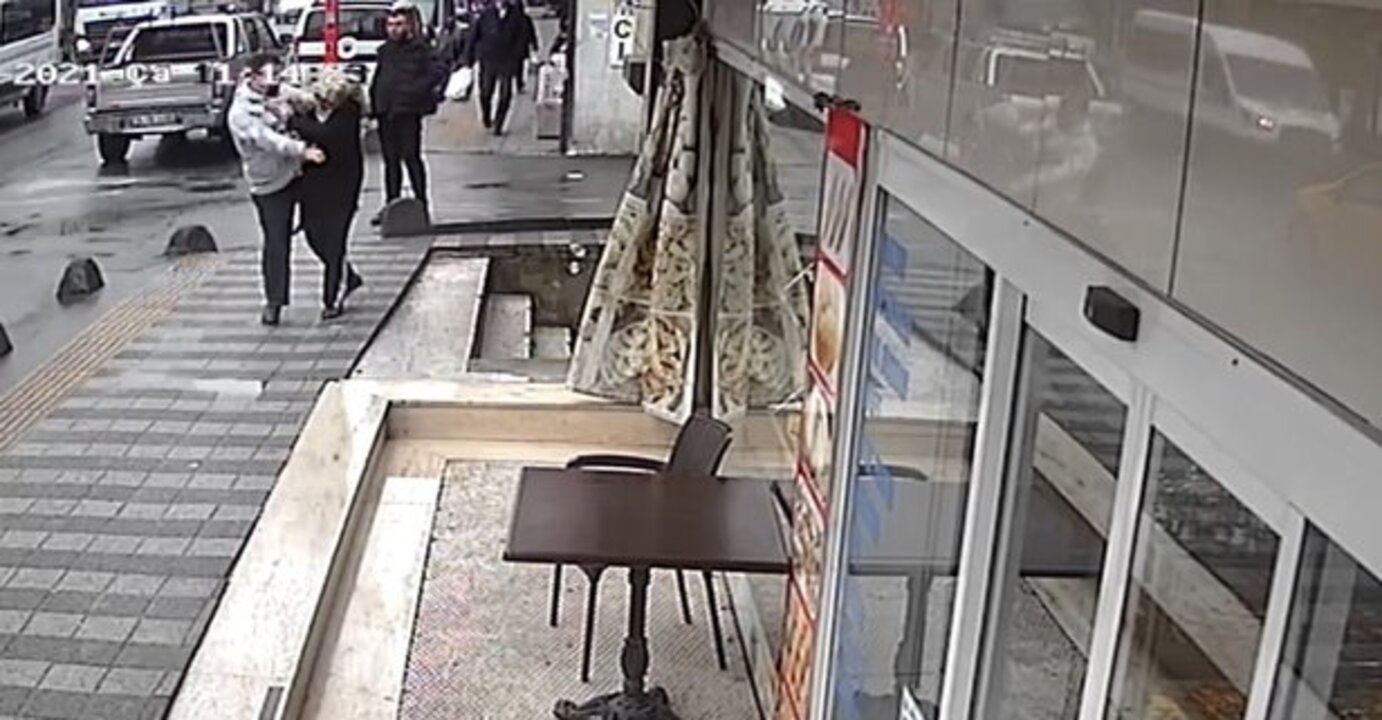 Sokak ortasında karısını yumruklayarak merdivenden düşürdü!