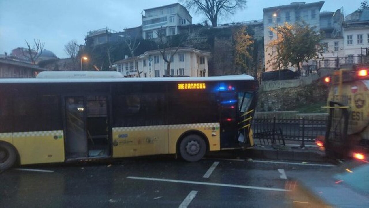 Fatih'te iki İETT otobüsü kafa kafaya girdi: Yaralılar var!