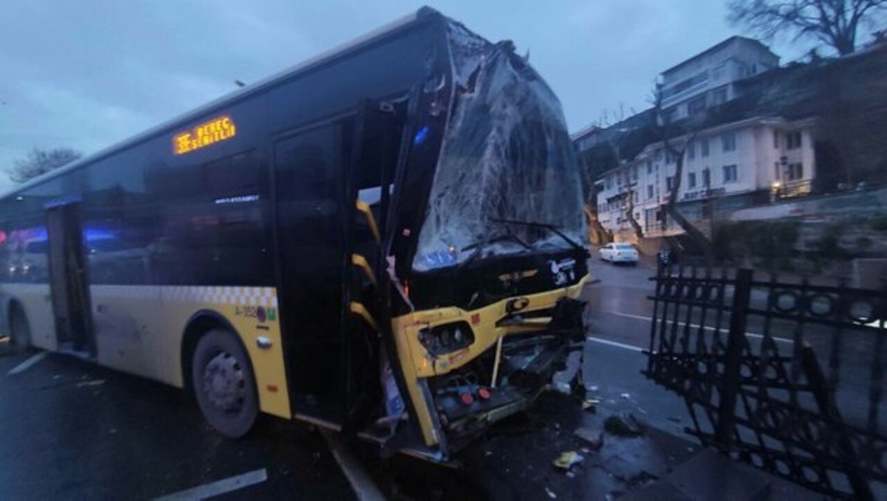 Fatih'te iki İETT otobüsü kafa kafaya girdi: Yaralılar var!