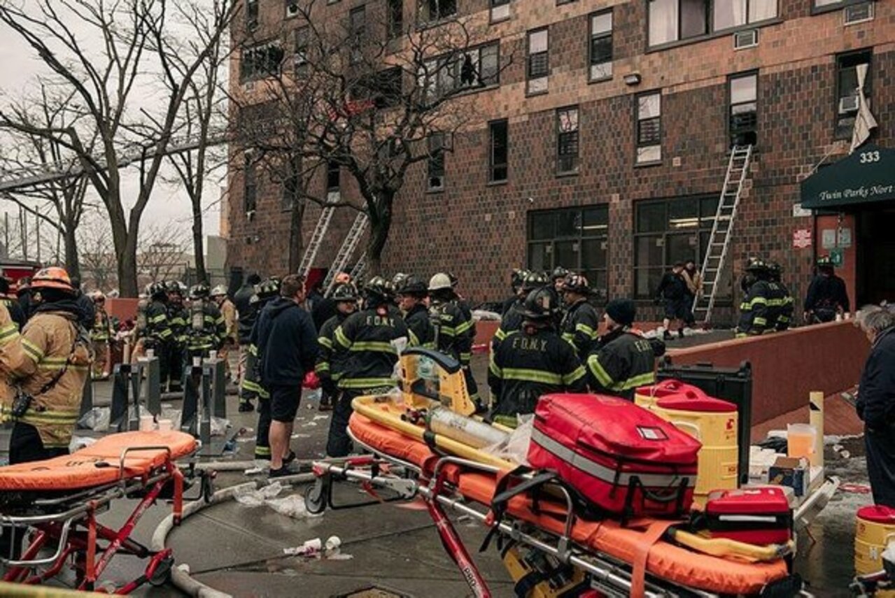 New York'ta bir binada çıkan yangında 19 kişi can verdi!