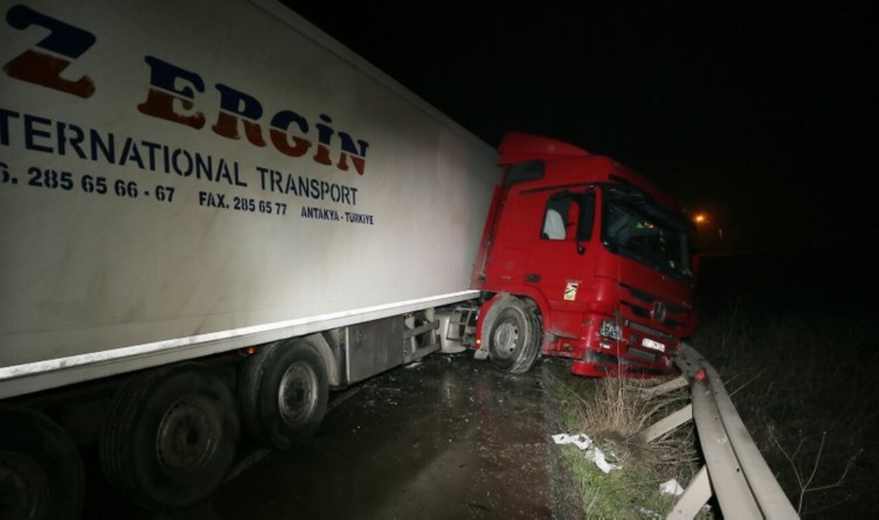 Çanakkale'de TIR'a çarpan otomobilde 5 kişi can verdi!