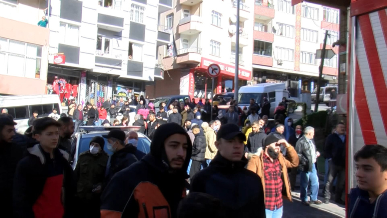 Bağcılar'da patlama! Mahalleli sokağa döküldü..