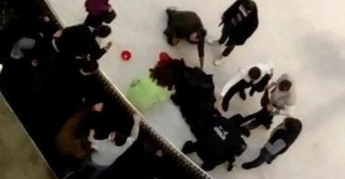 AVM'de intihar girişimi! Kendisini 3. kattan buz pistine bıraktı..