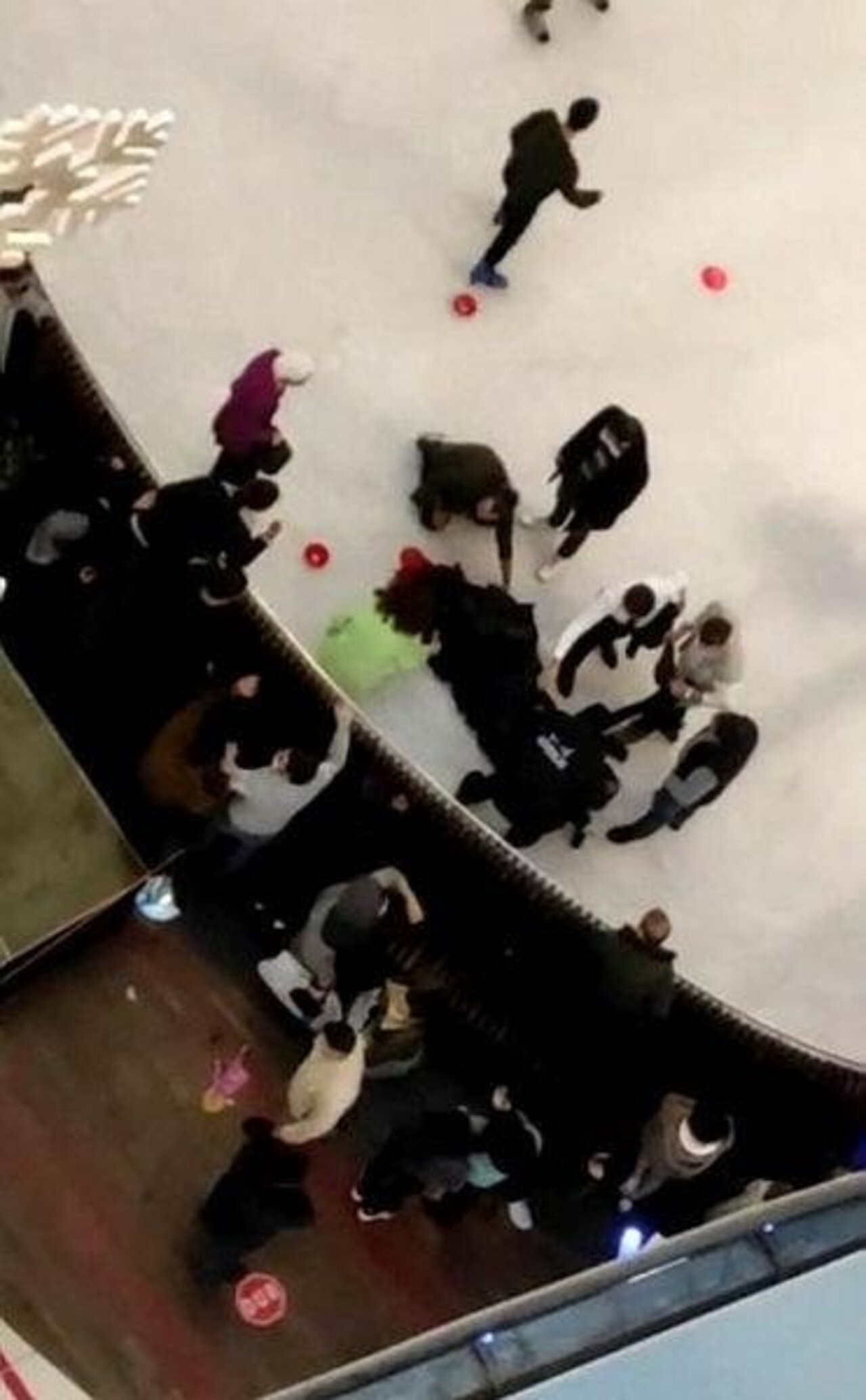 AVM'de intihar girişimi! Kendisini 3. kattan buz pistine bıraktı..