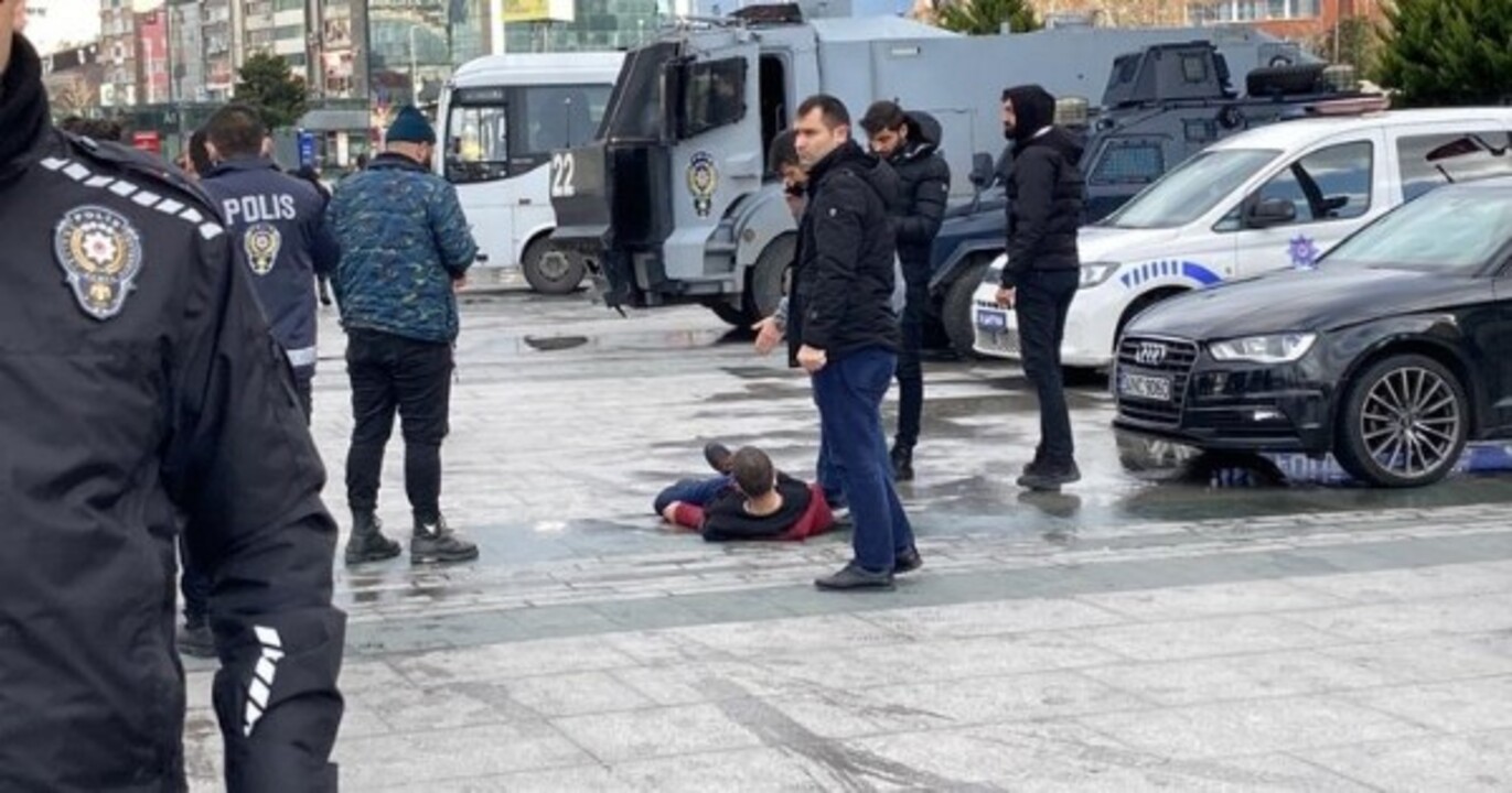 İstanbul Adliyesi'nde polisi bıçaklayan saldırgan vurularak yakalandı!