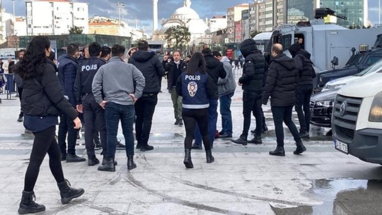 İstanbul Adliyesi'nde polisi bıçaklayan saldırgan vurularak yakalandı!