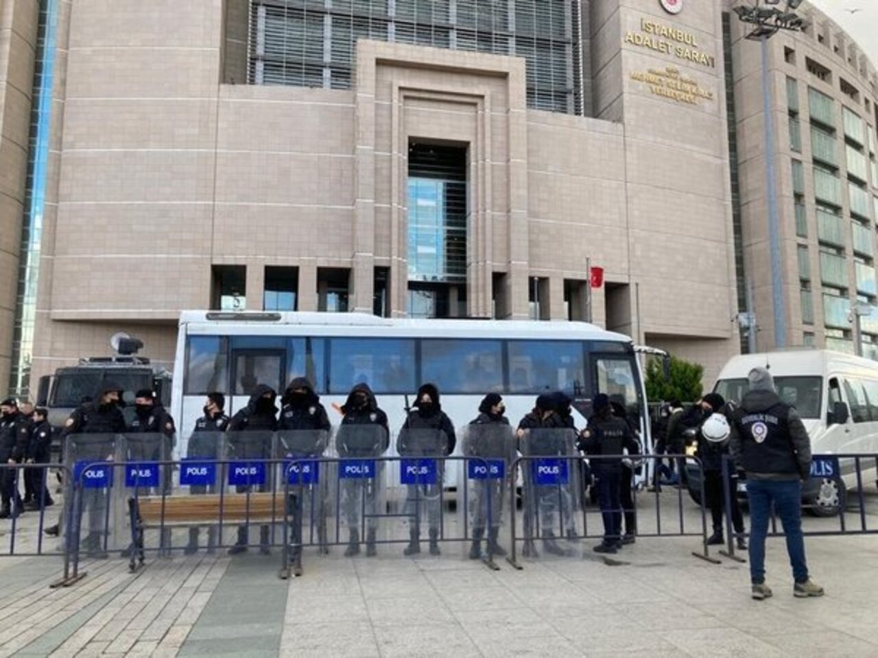 İstanbul Adliyesi'nde polisi bıçaklayan saldırgan vurularak yakalandı!