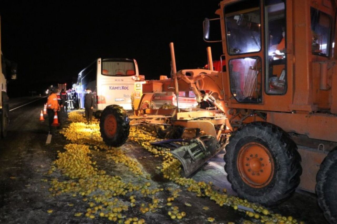 Denizli'de feci kaza! Yolcu Otobüsü ile TIR çarpıştı..