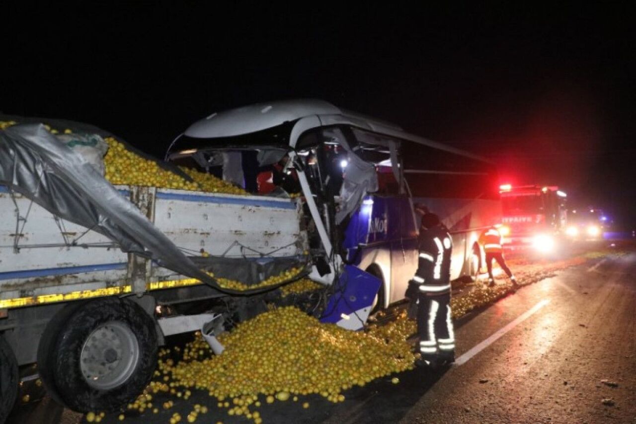 Denizli'de feci kaza! Yolcu Otobüsü ile TIR çarpıştı..