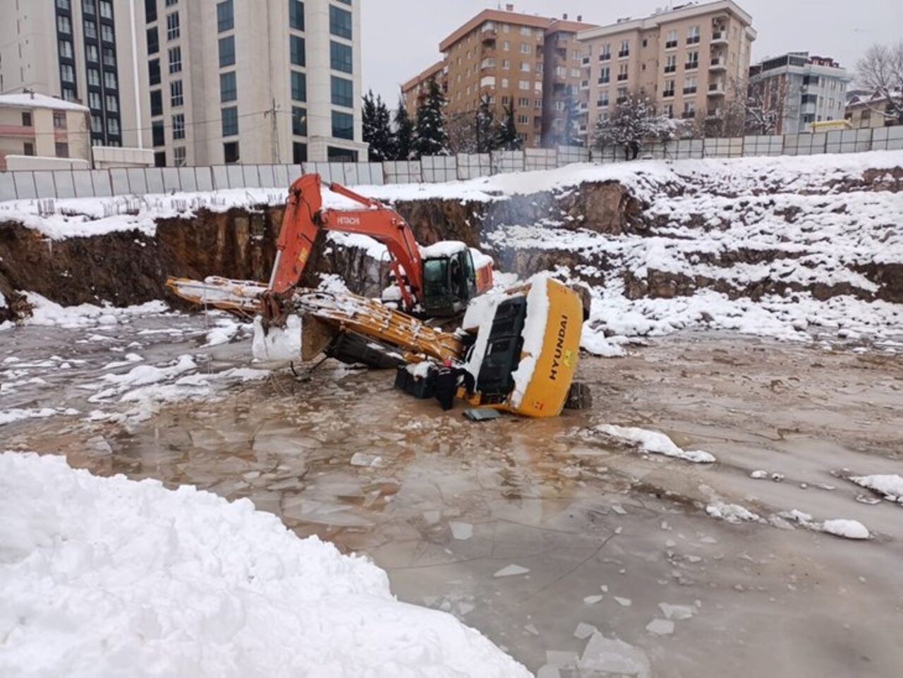 Buz göletine devrilen iş makinesi operatörü hayatını kaybetti!