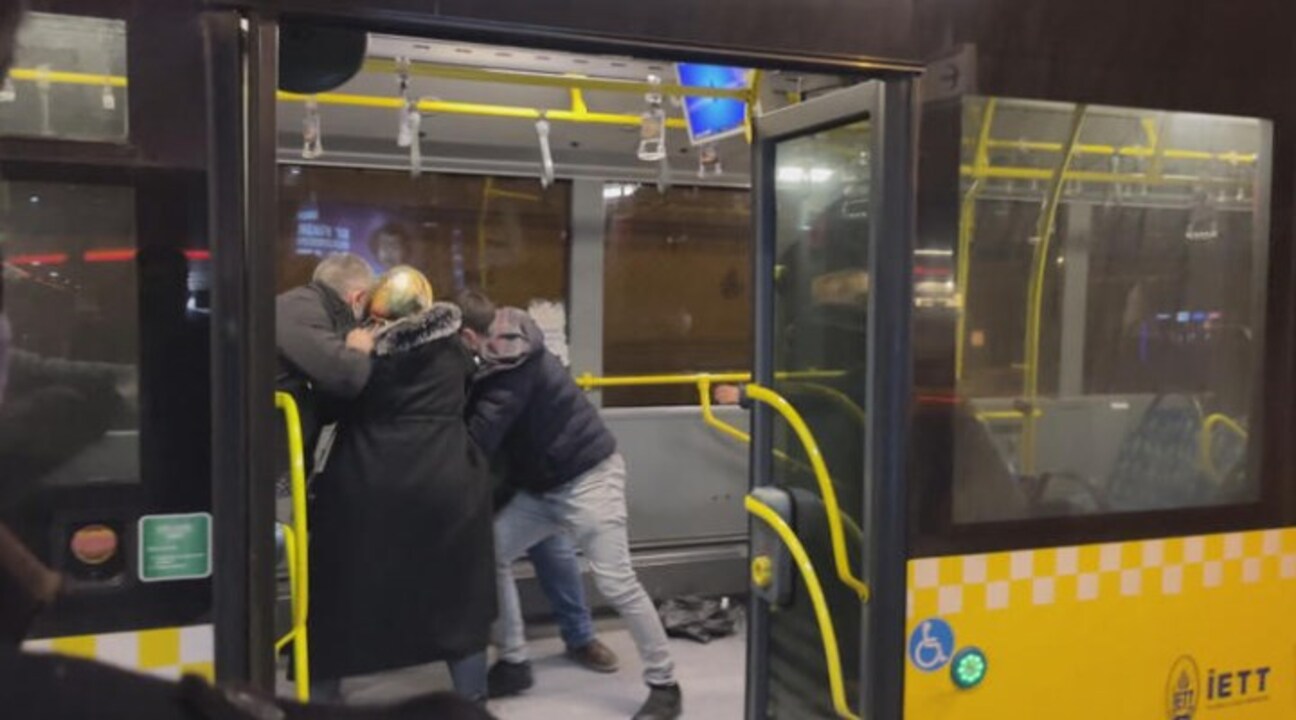 Metrobüs yolcuları birbirine girdi, 2 kişi bıçakla yaralandı!