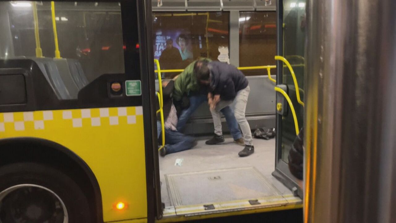 Metrobüs yolcuları birbirine girdi, 2 kişi bıçakla yaralandı!