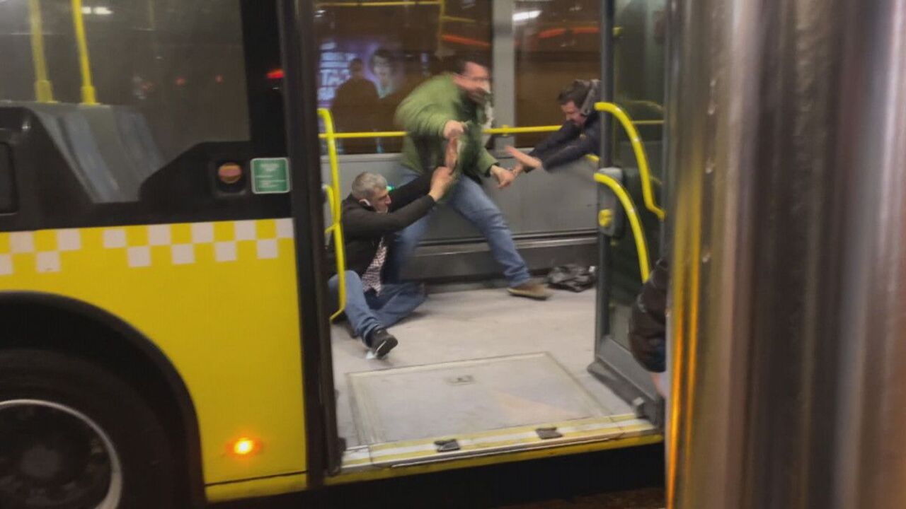 Metrobüs yolcuları birbirine girdi, 2 kişi bıçakla yaralandı!