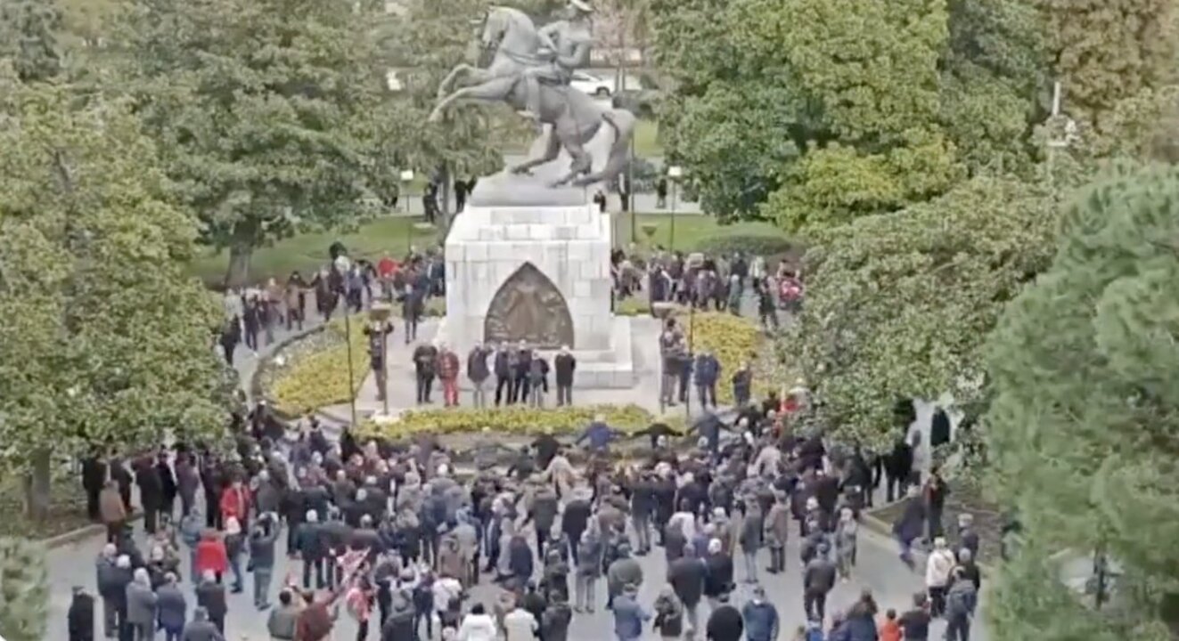 Samsun'da saldırıya uğrayan Atatürk anıtına vatandaşlardan sevgi çemberi!
