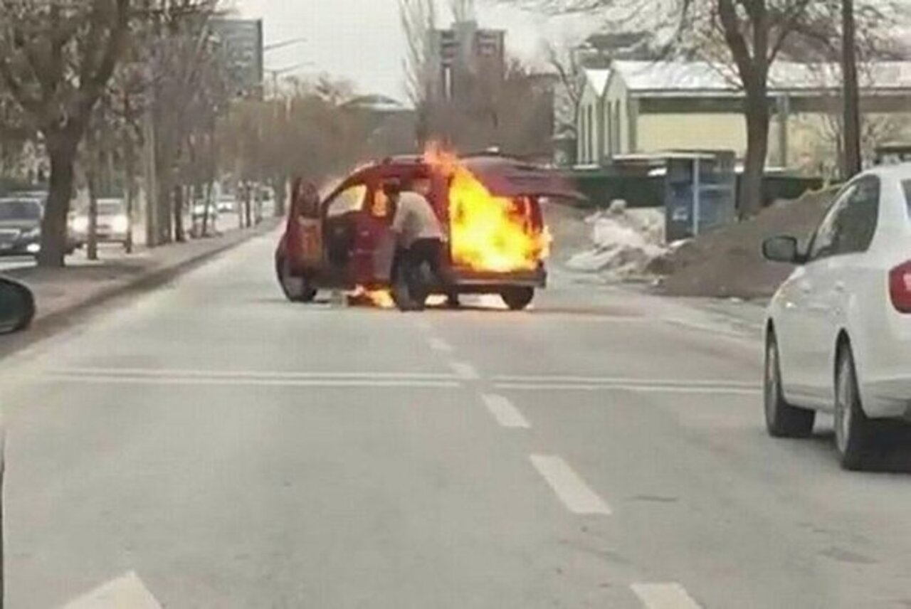 Konya'da eşine kızan genç adam yol ortasında aracını ateşe verdi!