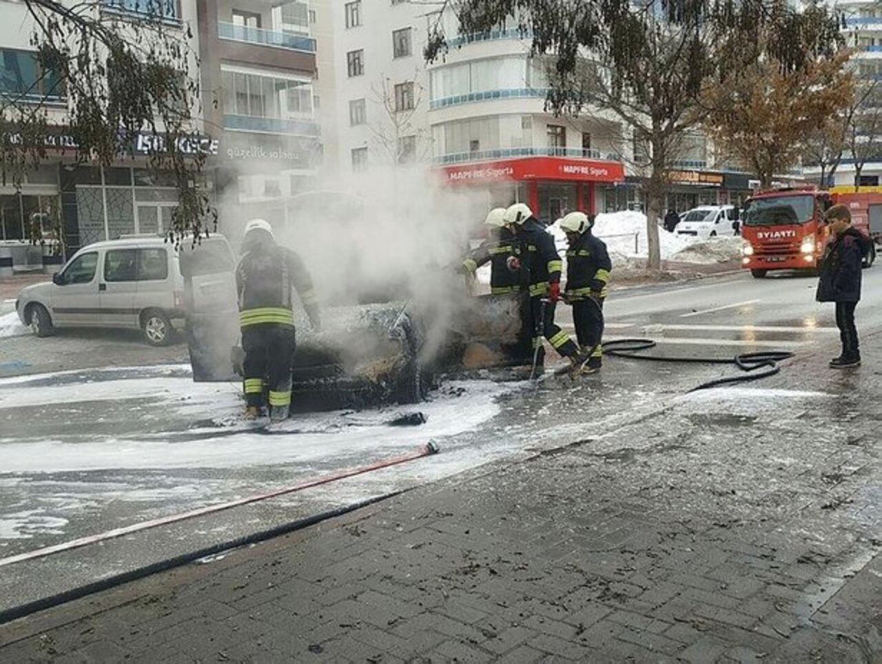 Konya'da eşine kızan genç adam yol ortasında aracını ateşe verdi!