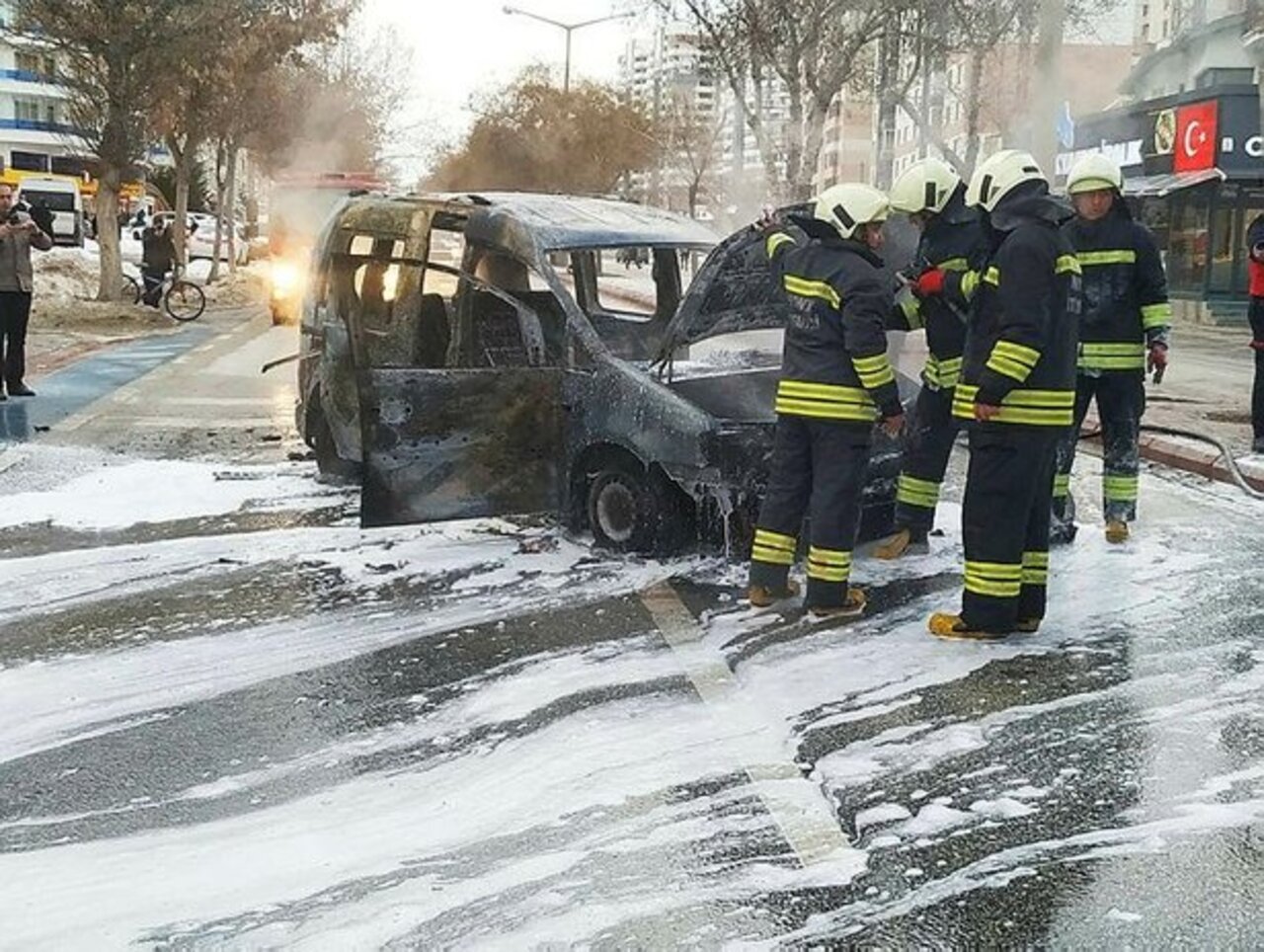 Konya'da eşine kızan genç adam yol ortasında aracını ateşe verdi!