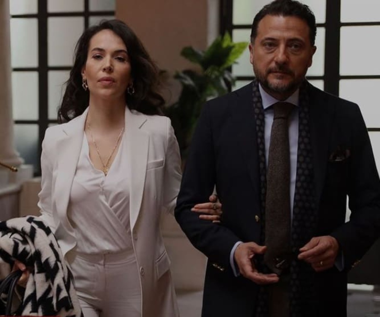 Kırmızı Oda Nihal karakterini oynayan Esra Ronabar kimdir?
