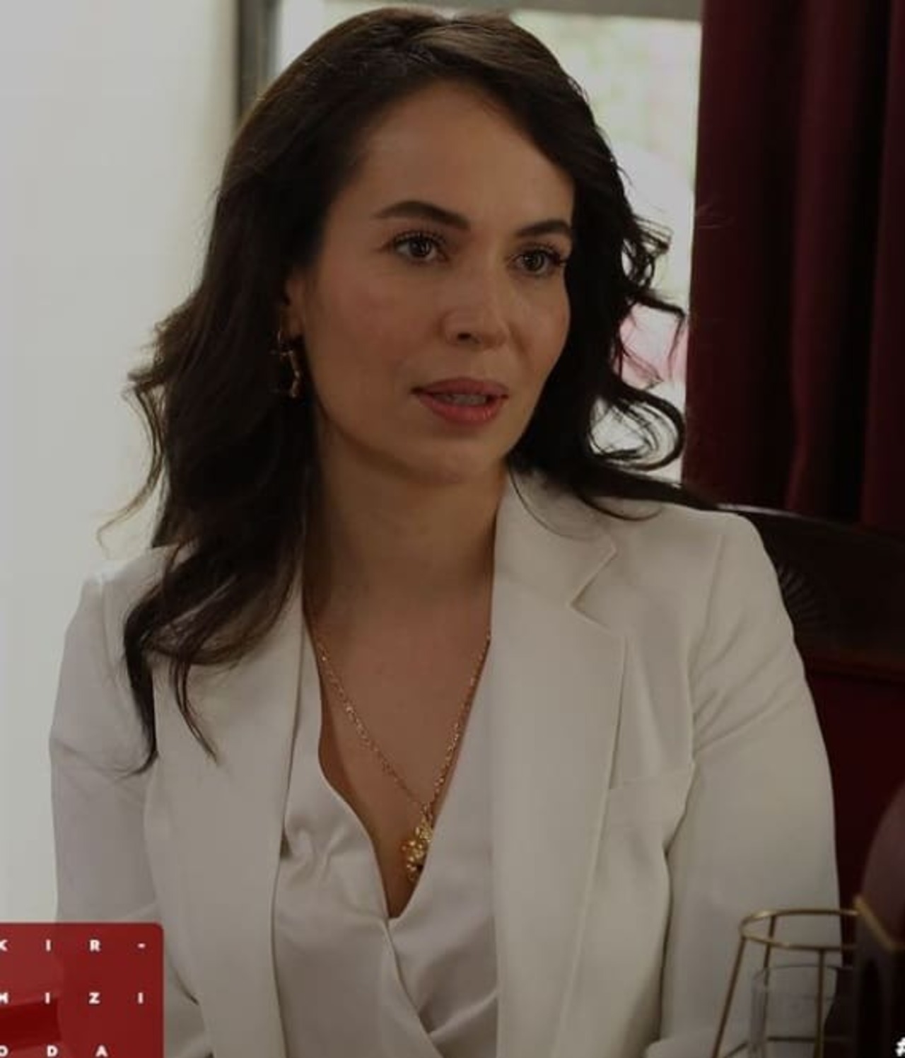 Kırmızı Oda Nihal karakterini oynayan Esra Ronabar kimdir?