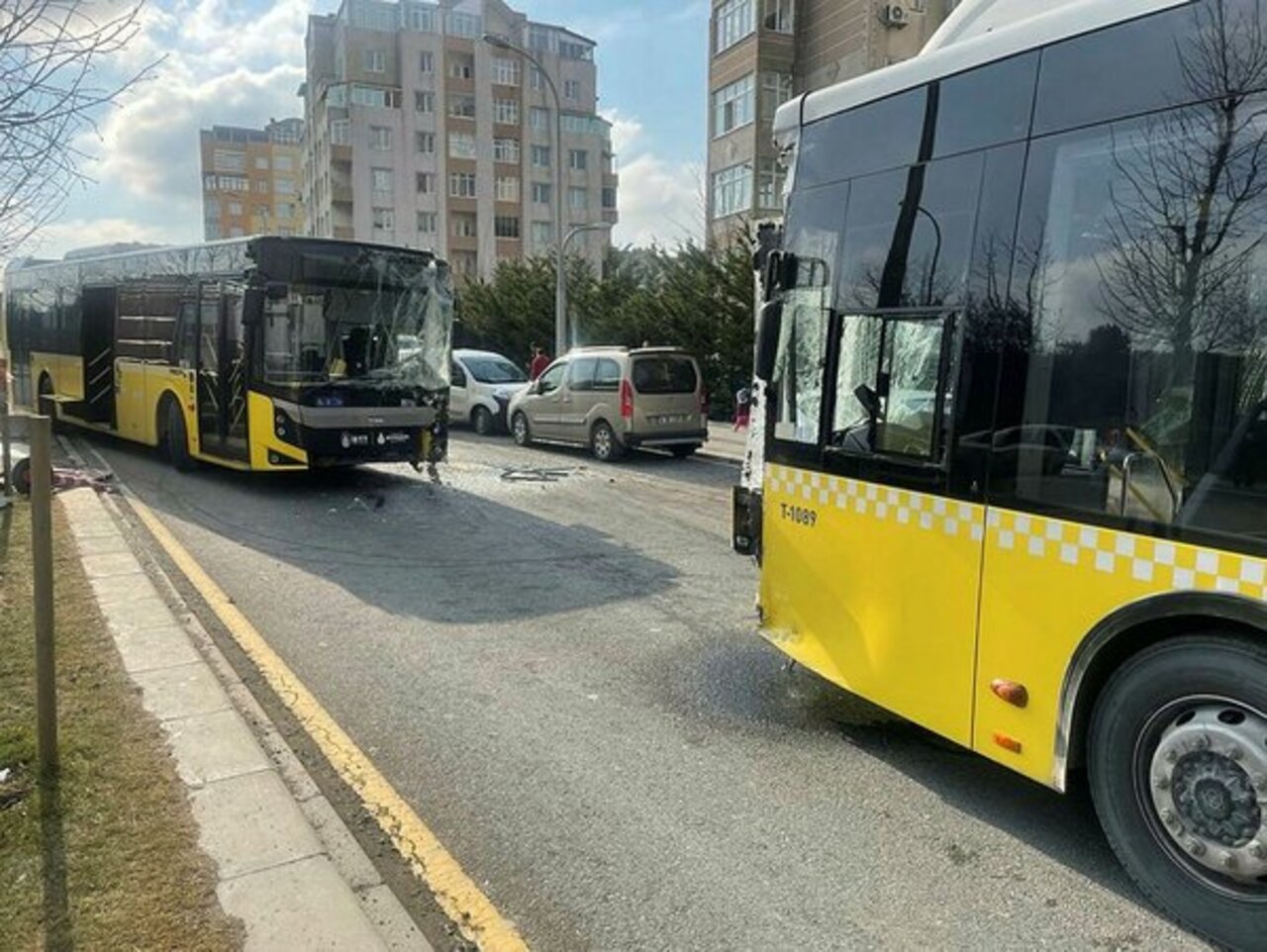 Başakşehir'de İETT otobüsleri kafa kafaya çarpıştı! Yaralılar var..