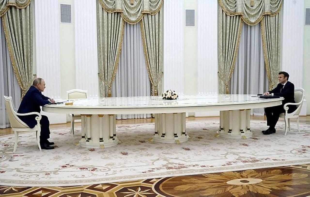Putin-Macron görüşmesindeki uzun masanın perde arkası belli oldu!