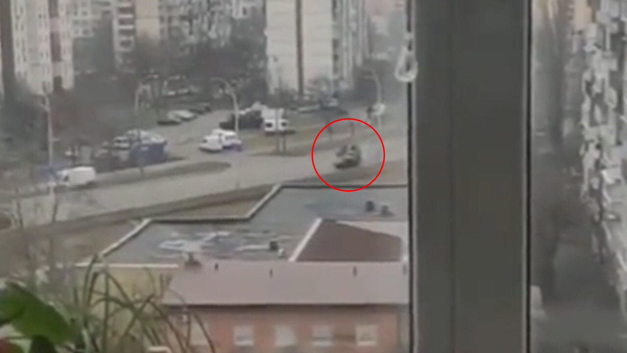 Rus tankı Ukrayna'da seyir halindeki sivil otomobili ezip geçti!