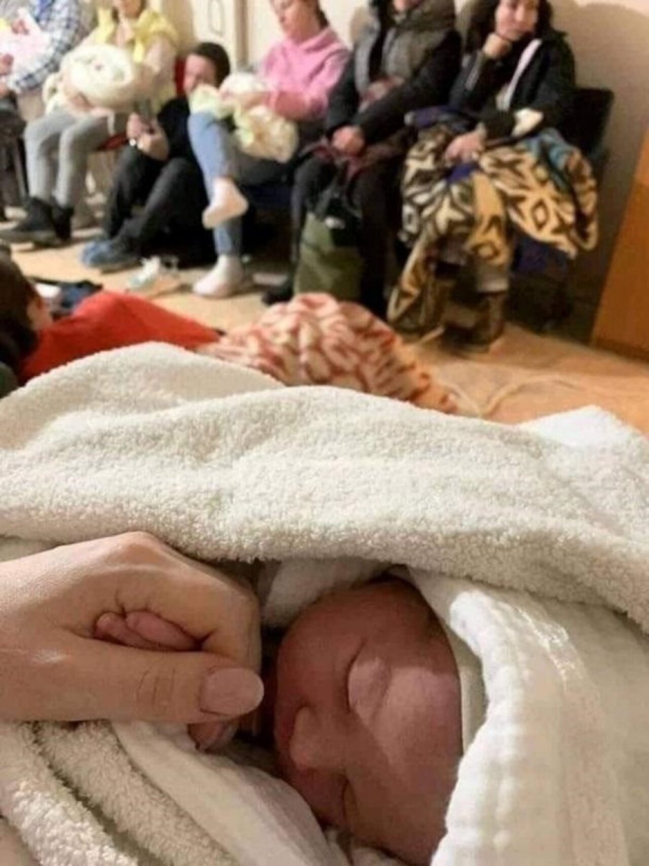 Savaşın merkezi olan Kiev'de bir bebek sığınakta dünyaya geldi!