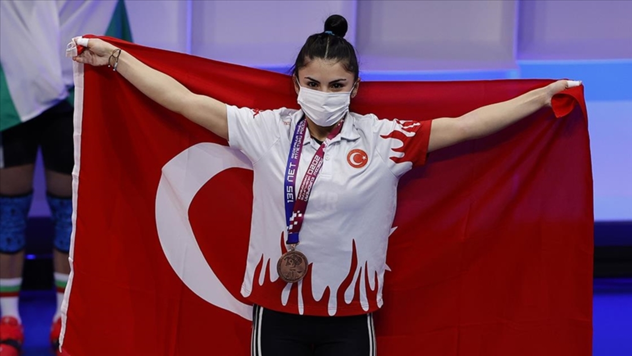 Ulusal halterci Melisa Güneş 1 gümüş ve 2 bronz madalya kazandı!