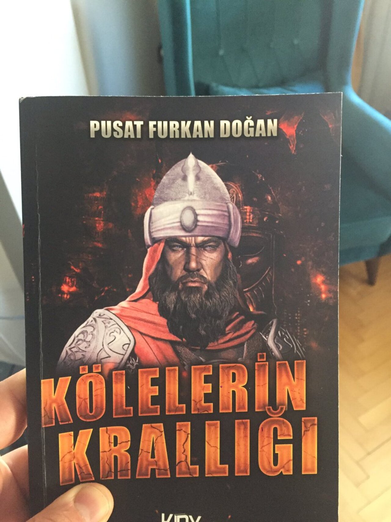 Pusat Furkan Doğan'ın yeni çıkan Kölelerin Krallığı kitabının konusu nedir? Pusat Furkan Doğan kimdir? Pusat Doğan Furkan nereli, kaç yaşında?
