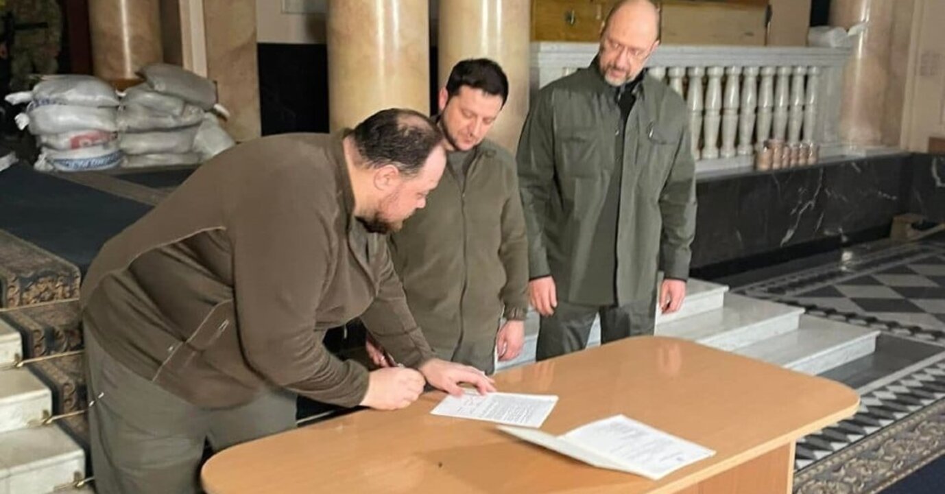 Ukrayna'dan Avrupa Birliği hamlesi! Zelenskiy, üyelik başvurusunu imzaladı..