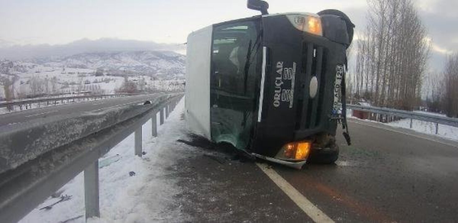 Tokat'tan acı haber! Buzlanan yolda devrilen askeri araçta 1 asker şehit oldu 3 asker yaralı