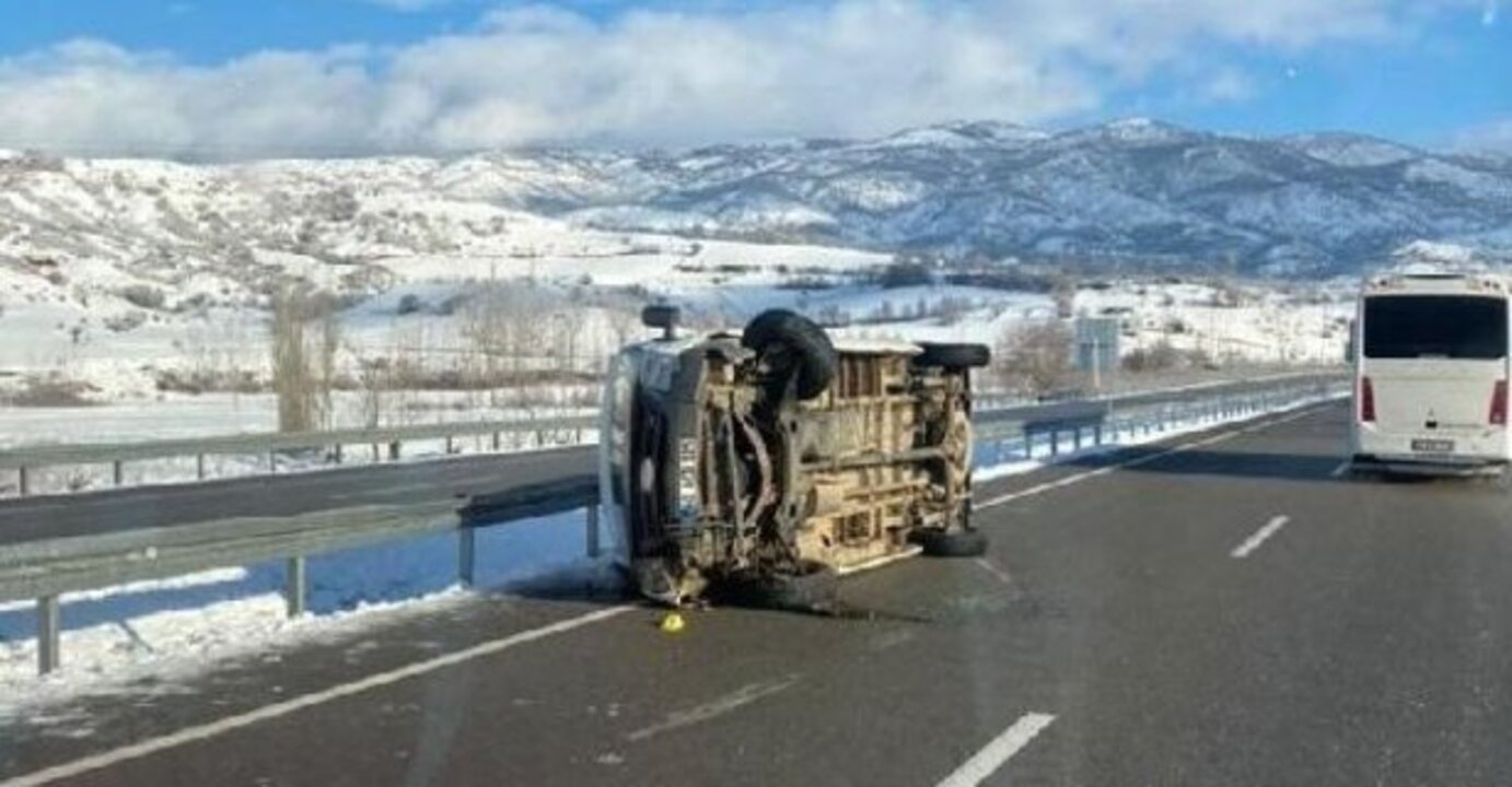 Tokat'tan acı haber! Buzlanan yolda devrilen askeri araçta 1 asker şehit oldu 3 asker yaralı