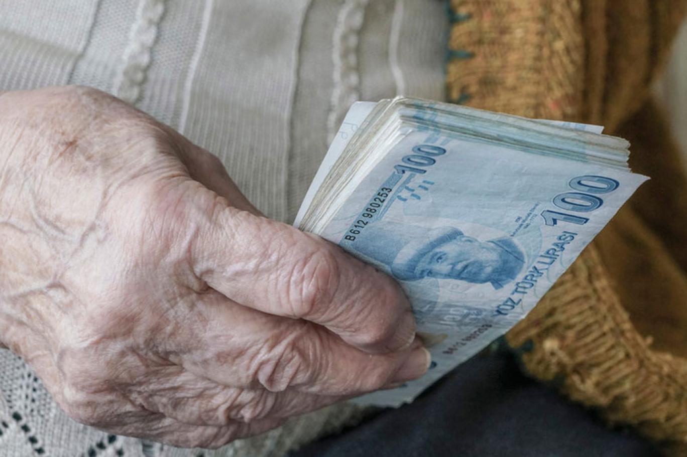 İş Bankası'nın Emeklilere 2.000 TL Ödeyeceği Haberi Gündeme Bomba Gibi Düştü! Emekliler Başvurunun Yollarını Arıyor!
