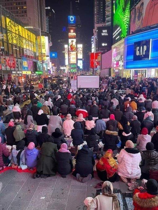 Müslümanlar İlk Defa Times Meydanı'nda Teravih Namazlarını Kıldılar! New York'ta Bir İlk Yaşandı