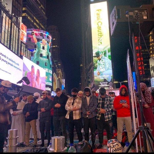 Müslümanlar İlk Defa Times Meydanı'nda Teravih Namazlarını Kıldılar! New York'ta Bir İlk Yaşandı